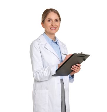 Beyaz arka planda panosu olan gülümseyen eczacının portresi.