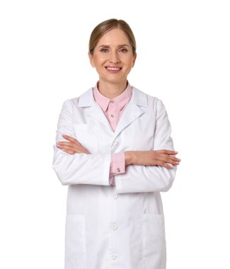 Beyaz arka planda çapraz kollu gülümseyen eczacının portresi.