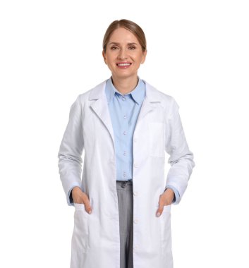 Beyaz arka planda ceketli gülümseyen eczacının portresi