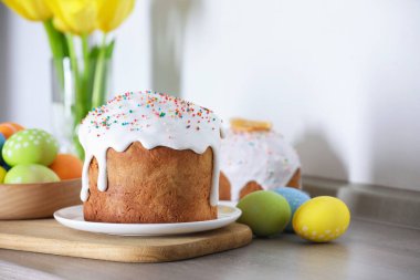 Lezzetli Paskalya pastası ve ahşap masaya boyanmış yumurtalar, yakın plan.