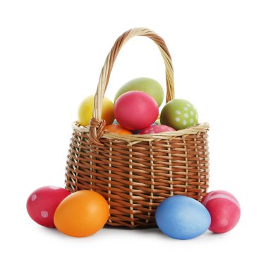 Paskalya sepeti beyaza boyanmış yumurtalar.
