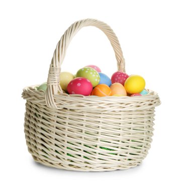 Hasır sepetteki boyanmış Paskalya yumurtaları beyaza izole edilmiş.