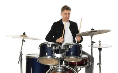 Beyaz arka planda davul çalan adam