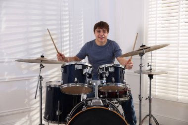 Davul çalan genç bir çocuk.