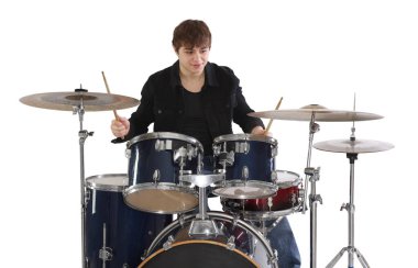 Bagetli genç çocuk beyaz arka planda davul çalmayı öğreniyor.