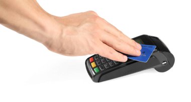 Kredi kartı olan bir adam beyaz arka planda ödeme terminalini kullanıyor.