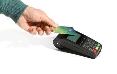 Kredi kartı olan bir adam beyaz arka planda ödeme terminalini kullanıyor.