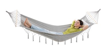 Güzel bir kadın beyaz arka planda hamakta dinleniyor.