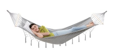 Güzel bir kadın beyaz arka planda hamakta dinleniyor.