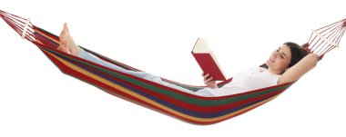 Beyaz arka planda hamakta kitap okuyan gülümseyen kadın.