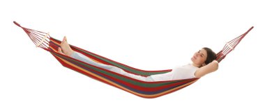 Beyaz arka planda hamakta dinlenen genç bir kadın.