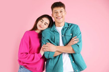 Pembe arka planda mutlu bir çiftin portresi