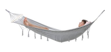 Beyaz arka planda hamakta dinlenen yakışıklı bir adam.