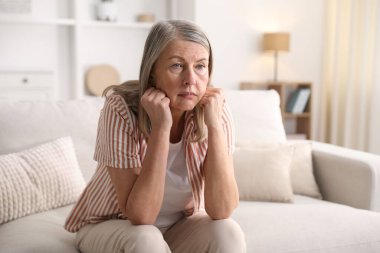 Hafıza kaybı. Yaşlı kadın evde bir şeyler hatırlamaya çalışıyor.