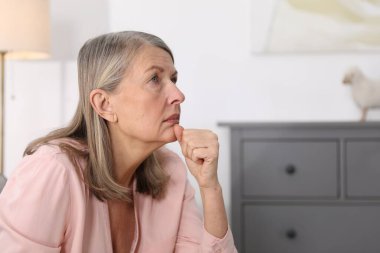 Hafıza kaybı. Yaşlı kadın evde bir şeyler hatırlamaya çalışıyor.