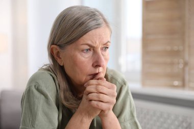 Hafıza kaybı. Üst düzey kadın evde bir şeyler hatırlamaya çalışıyor, mesaj için yer var.