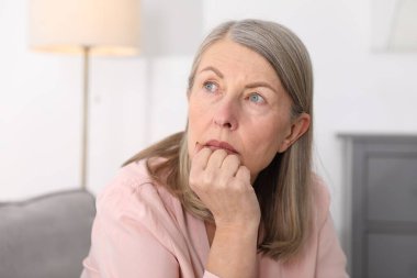 Hafıza kaybı. Yaşlı kadın evde bir şeyler hatırlamaya çalışıyor.