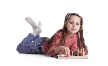 Beyaz arka planda istifleme ve sayma oyunlarıyla oynayan sevimli küçük kız.