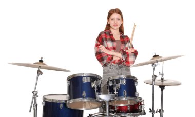 Beyaz arka planda bagetleri ve davulları olan genç bir kız.