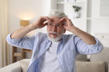 Hafıza kaybı. Kıdemli adam evde bir şeyler hatırlamaya çalışıyor.