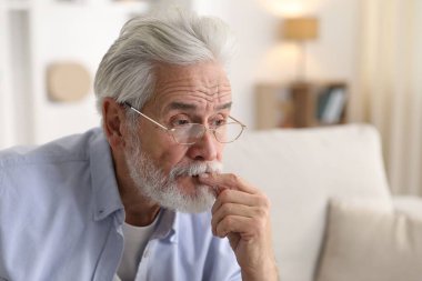 Hafıza kaybı. Kıdemli adam evde bir şeyler hatırlamaya çalışıyor, mesaj için yer var.