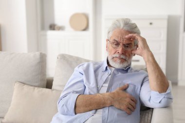 Hafıza kaybı. Kıdemli adam evde bir şeyler hatırlamaya çalışıyor, mesaj için yer var.