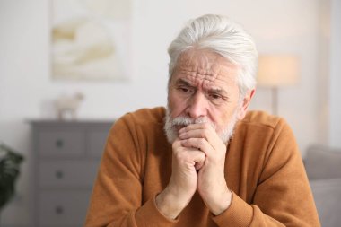 Hafıza kaybı. Kıdemli adam evde bir şeyler hatırlamaya çalışıyor, mesaj için yer var.