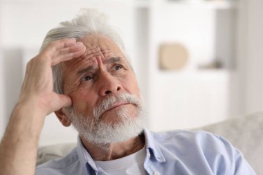 Hafıza kaybı. Kıdemli adam evde bir şeyler hatırlamaya çalışıyor, mesaj için yer var.