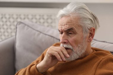 Hafıza kaybı. Kıdemli adam evde bir şeyler hatırlamaya çalışıyor.