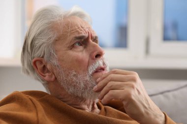 Hafıza kaybı. Kıdemli adam evde bir şeyler hatırlamaya çalışıyor.