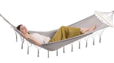 Beyaz arka planda hamakta dinlenen gülümseyen kadın.