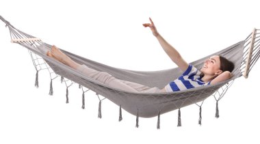 Gülen kadın hamakta dinleniyor ve beyaz arka planda bir şeye işaret ediyor.