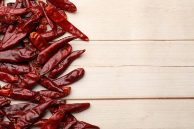 Beyaz ahşap arka planda kırmızı kırmızı kırmızı biber, üst manzara. Metin için boşluk
