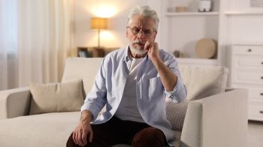 Hafıza kaybı. Kıdemli adam evde bir şeyler hatırlamaya çalışıyor.