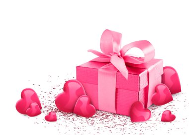 Pembe kalpler, hediye kutusu ve beyaz arka planda konfeti. Sevgililer Günü kutlaması