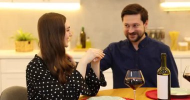 Kötü randevu. Utanmış bir kadın yemek sırasında masada güllerle flört eden bir adamı görmezden geliyor. Kamera ileri gidiyor