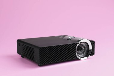 Pembe arka planda bir modern video projektörü, yakın plan