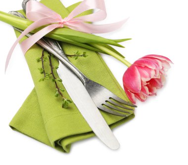 Paskalya kutlaması. Çiçek dekoru beyaza izole edilmiş şölen masası.