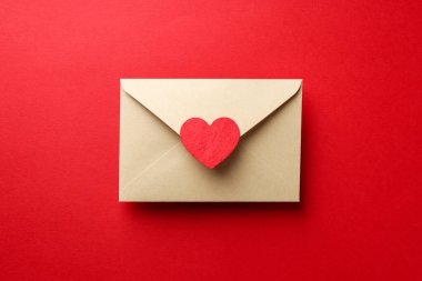 Sevgililer Günü tebrik kartı. Kırmızı arkaplanda dekoratif kalpli zarf, üst görünüm