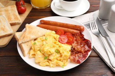 Lezzetli omletle nefis bir kahvaltı, ahşap masada servis edilir, yakın plan.