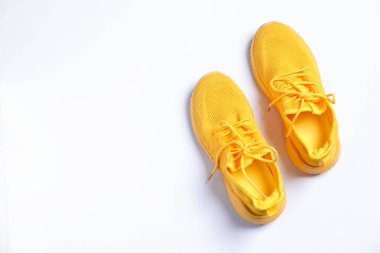 Beyaz arka planda bir çift şık spor ayakkabı, üst manzara. Metin için boşluk