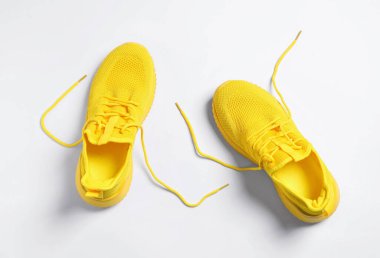 Beyaz arka planda bir çift şık spor ayakkabı, üst görünüm