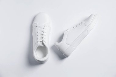 Beyaz arka planda bir çift şık spor ayakkabı, üst görünüm