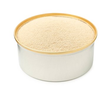 Kuru maya beyaz kasede izole edilmiş.