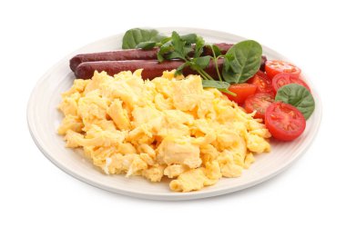 Lezzetli bir kahvaltı. Sosisli, domatesli, fesleğenli ve maydanozlu yumurta.