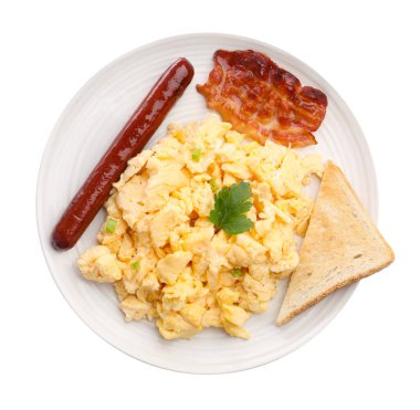 Lezzetli bir kahvaltı. Çırpılmış yumurta, domuz pastırması, sosis ve ekmek beyaza izole edilmiş, üst manzara.