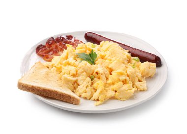 Lezzetli bir kahvaltı. Lezzetli çırpılmış yumurta, pastırma, sosis ve ekmek beyaza izole edilmiş.