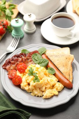 Lezzetli bir kahvaltı. Pastırmalı, sosisli ve domatesli nefis omlet, yakın plan.