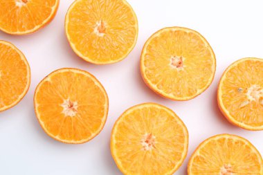 Beyaz arka planda taze, sulu mandalinalar.