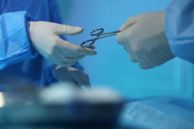 Tıbbi aletleri olan profesyonel cerrahlar ameliyathanede ameliyat yapıyorlar.